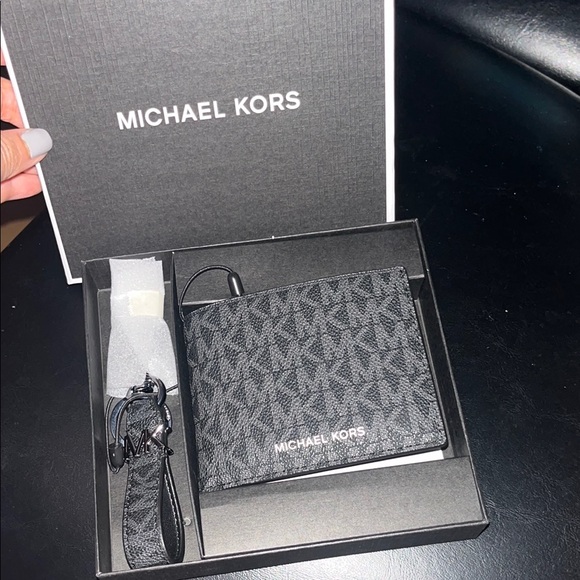 Black Michael Kors Bifold Wallet and Keychain Gift Set with Box NEW - Picture 1 of 5